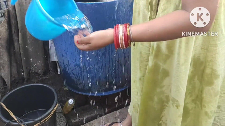 Anita yadav: Gospodină indiană făcând baie afară cu dans