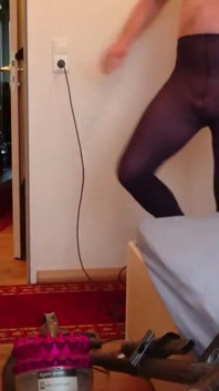 Vakuumreinigung in blauer feiner strumpfhose