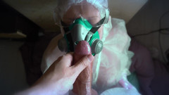 Nimfomanhub: ŽENA V PLYNOVÉ MASCE A RUKAVICÍCH HONÍ PTÁKA A SAJE....