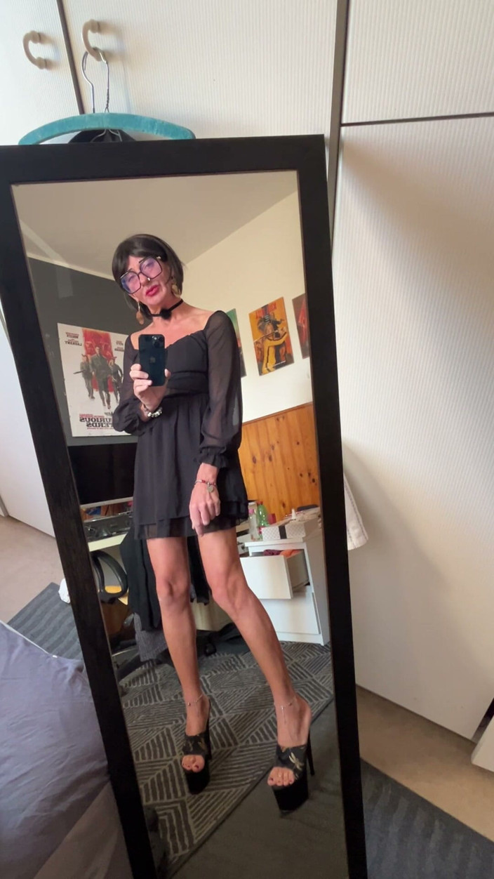 Andreina Naty: Sexy Walk in Front of the Mirror 01