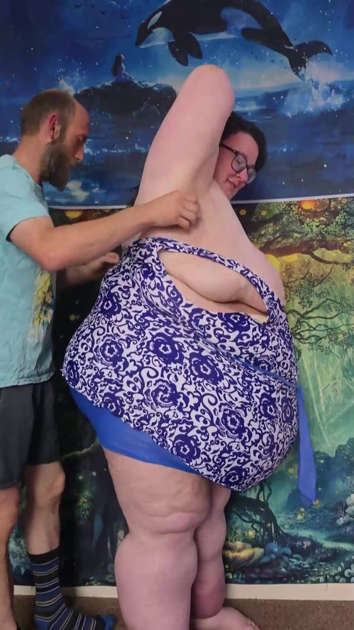 SSBBWLadyBrads: สาวตัวใหญ่สวยได้รับความช่วยเหลือในชุดว่ายน้ําแน่น