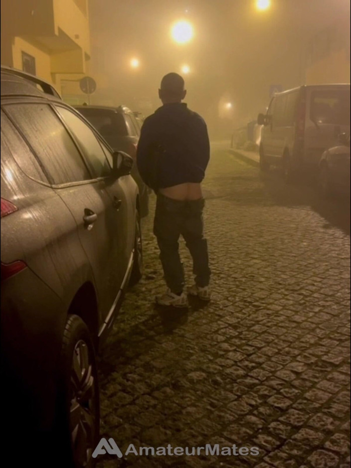 AmateurMates: Compilație de băieți amatori care își expun curul în stradă