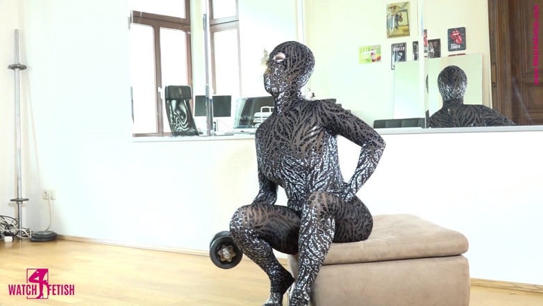 Fem Latex: Sportoefeningen in latex en zentai