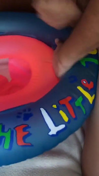 Joacă cu inelul de înot gonflabil