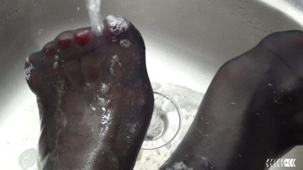 Nylondelux: Omyjte mi nohy v punčochách