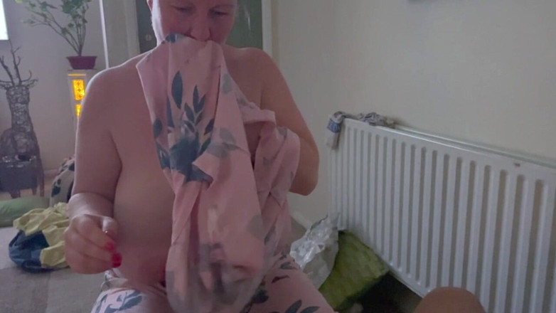 Frequentmasturbation: Werd betrapt op aftrekken in de voorkamer, het zette haar...