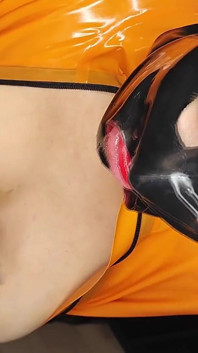 Mamada en máscara de látex y catsuit - semen en las tetas