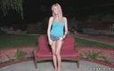 ATKIngdom: Blonda țâțoasă Victoria White se joacă cu pizda ei în aer liber