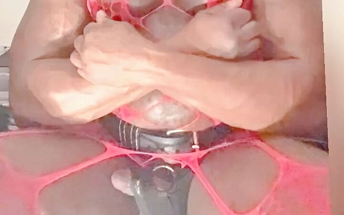 Masculine crossdresser: 垃圾大腿靴和xxl屁股暴露紧身衣玩具和卸载肮脏