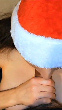 Amateur milf geeft pov pijpbeurt en neukpartij voor Kerstmis