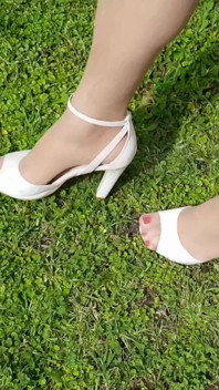 Bronz külotlu çoraplı Dani_leg seksi bacaklarını gösteriyor