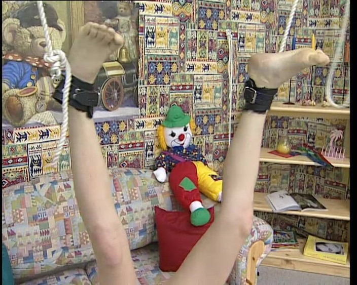 YOUR FIRST PORN: Sweet Kim visar bondage positioner mjukt klipp