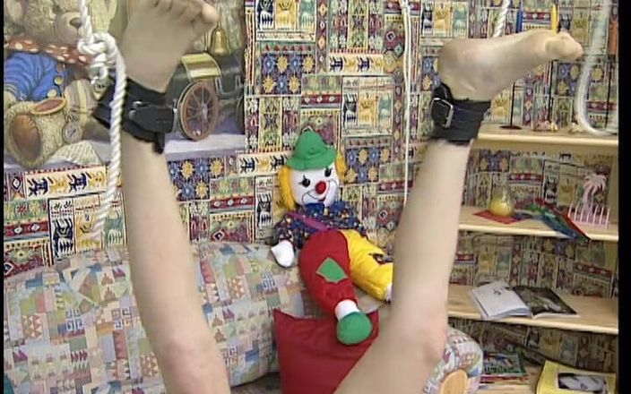 YOUR FIRST PORN: Sweet Kim esaret pozisyonlarını yumuşak klip gösteriyor