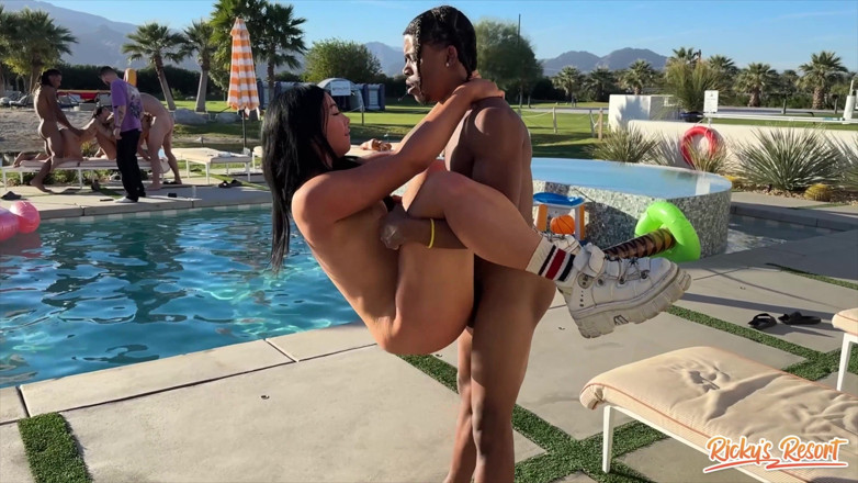 Ricky's Resort: Holly Day avsnitt