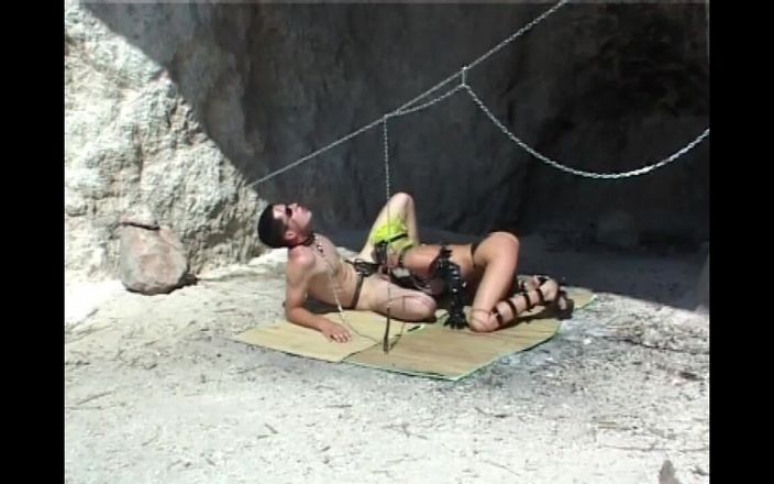 Absolute BDSM films - The original: Belden bağlamalı götlü sahibe genç oğlanı sikiyor ve sonra ağzına...