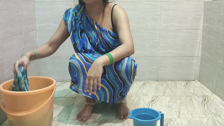 Saarabhabhi6: 継母は服を掃除しながら義理の息子にセックスさせます