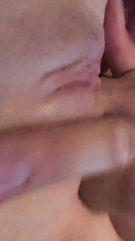Esmeralda se fait lécher et doigter sa belle chatte rose