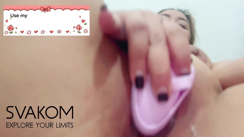 Chloe Salvador: Provando il mio nuovo giocattolo emma neo 2 da svakom!! Questo...