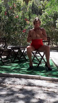 Cremando mi piel suave afuera a la sombra