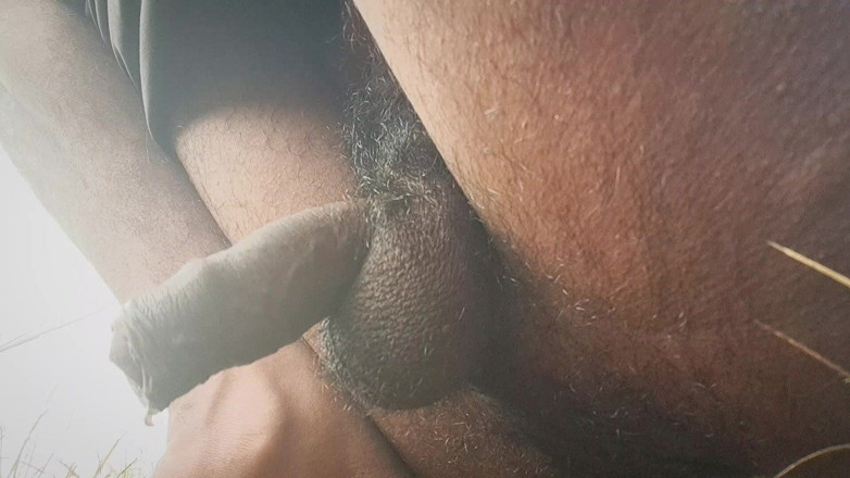Desi_Porn_India: Il mio nuovo video hot desi che piscia nei campi