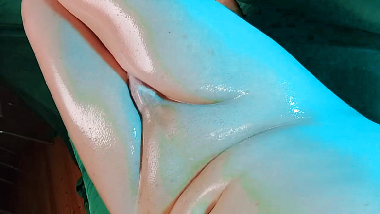 Kitty_Cross: 9 grandes muslos aceitados, dulces piernas de burbuja suaves masturbándose...