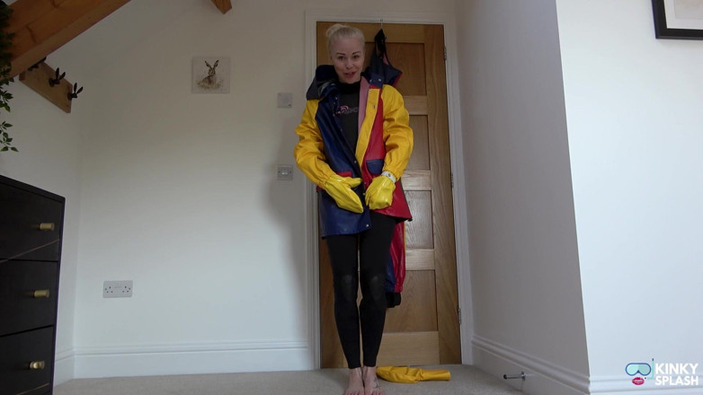 UKCuteGirl Lucy Lauren: Dvouvrstvé pvc rainwear &amp; wetsuit: promočená, mýdlová sprcha Hra