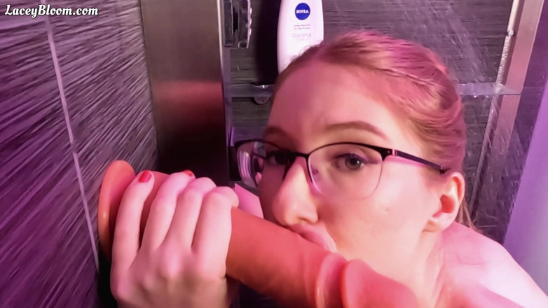 Lacey Bloom: Dildo Allo spiedo nella doccia 1608