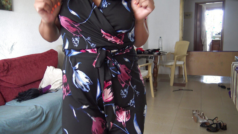 Souzan Halabi: Nadržená egyptská manželka Sharmota tančí v hidžábu