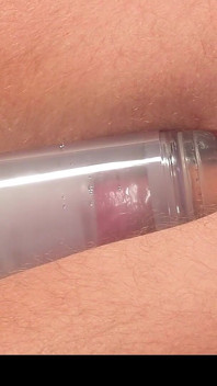 La padrona ha lasciato il suo schiavo solo, legato a una mungitrice per dargli un tormento post orgasmo
