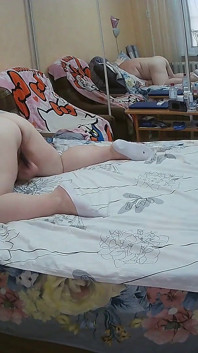 Мачуха з великими цицьками засвітила свої дірки і мастурбує іграшкою