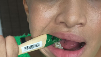 Xamy_97: fetish to bite a wooden brush