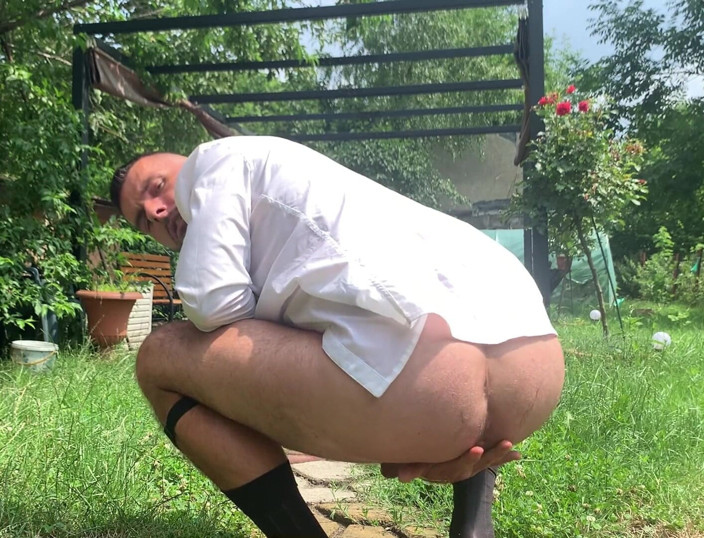 Werther1: Gentlemen piscia all'aperto e mostra il suo culo