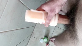 Ragazzo si masturba solo nella manica