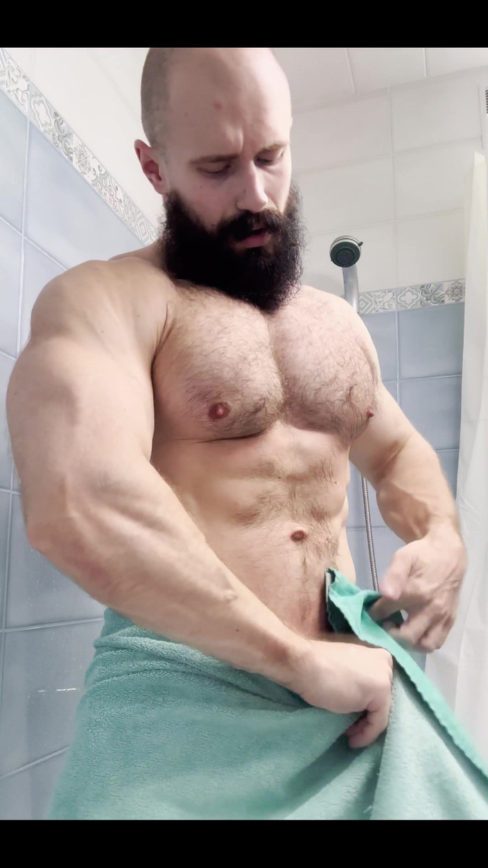 Mister Stone: Jestem tak gorący, że nawet prysznic robi się mokry