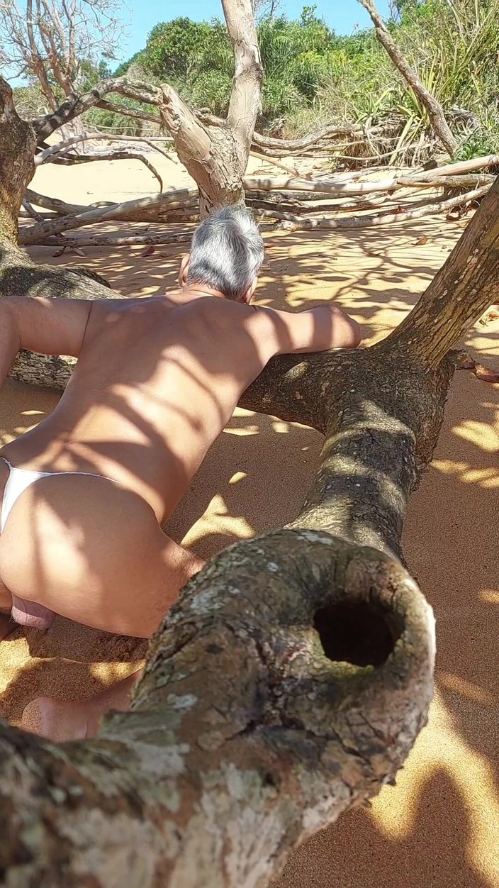 Ladysilvas: ビーチでセクシーパンティーを履いたレディシルバのクロスドレッサー