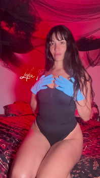 Lola Reina - Watch Me Play with My Hands, My Gloves, and Destroy Them