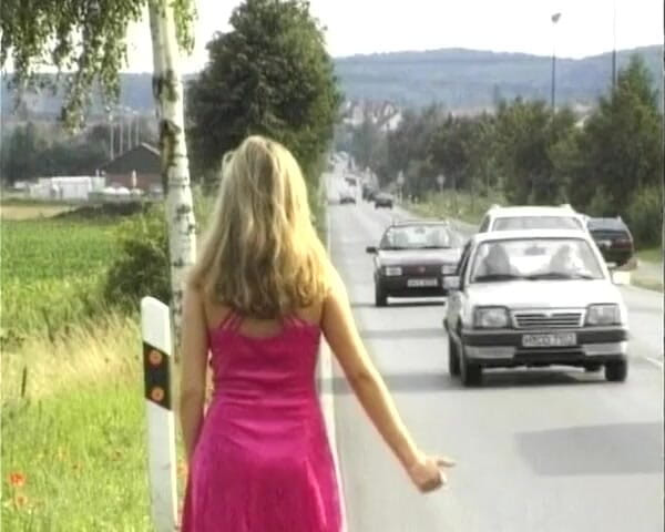 German Threesome: Podniesiony niemiecki autostopowicz został podwójnie penetrowany