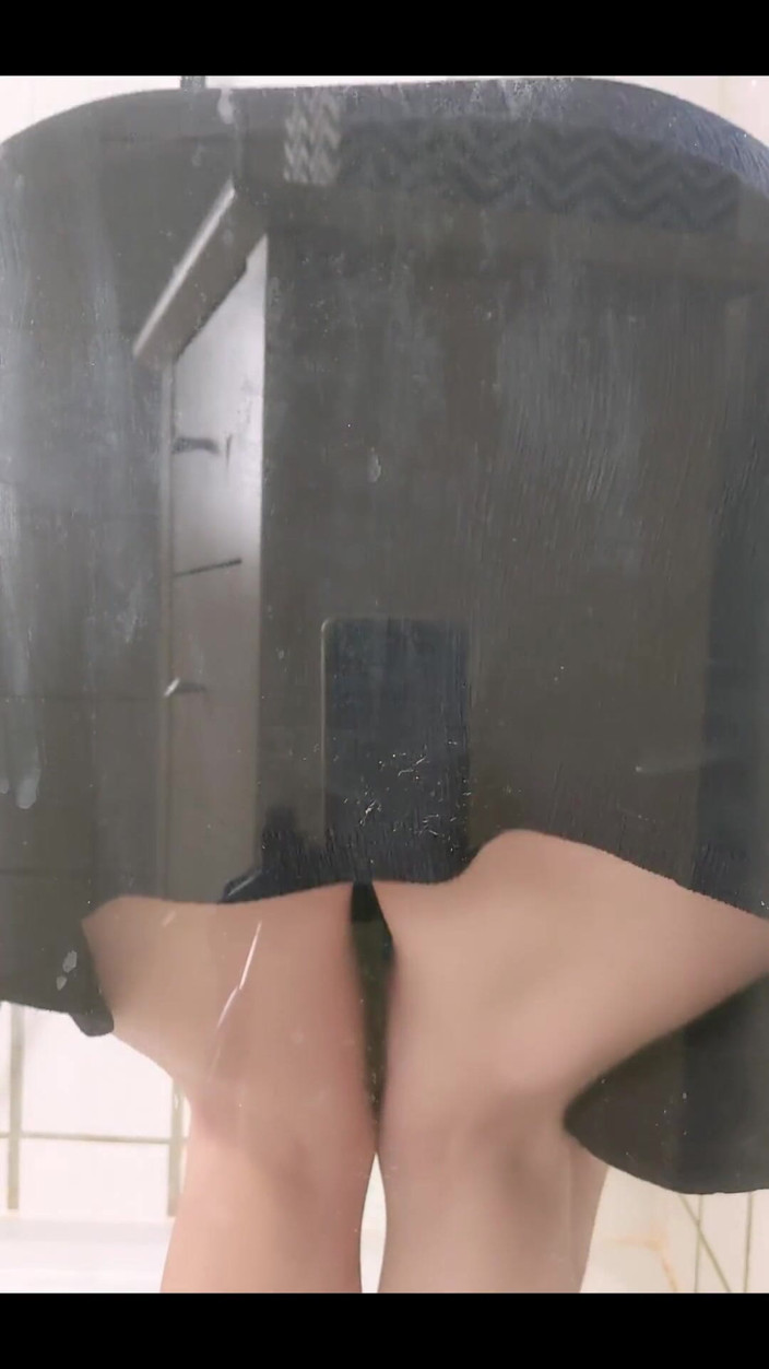 Lilux69: Duşta işiyor... Deliklerimi pencereye nasıl bastırdığımın güzel olması hoş değil...