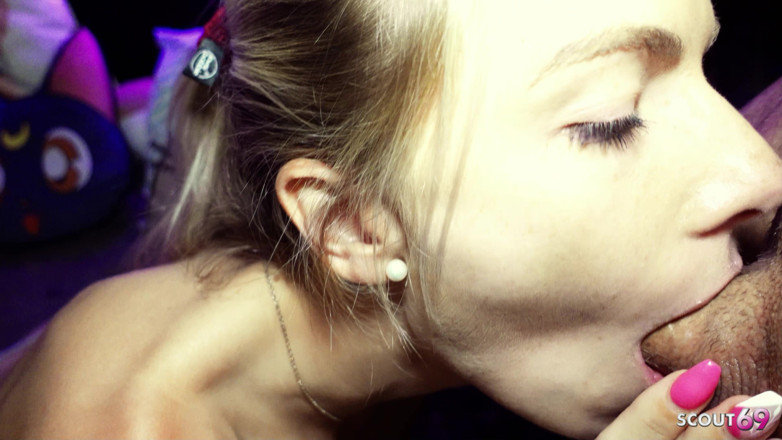 Scout69: Dopasowana niemiecka dziewczyna daje niechlujny POV blowjob z dużą ilością śliny...
