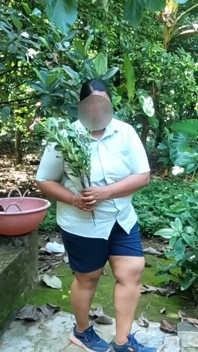 Nudista plantando árvores no Dia Global de Jardinagem Nua. Tomando banho ao ar livre depois de plantar árvores.