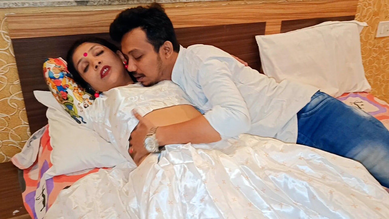 BIREA: Indická desi Sexy bhabhi pár má sex v hotelu s...