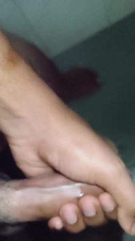 Sborrata in bagno pieno di carico