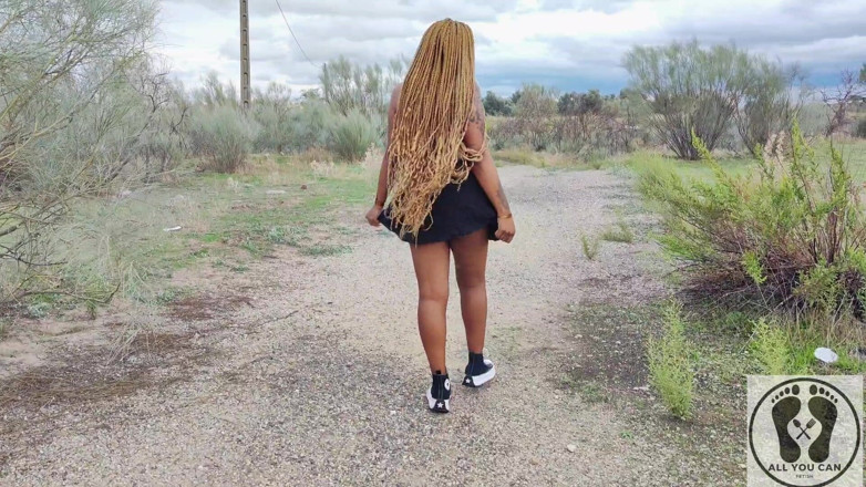 All You Can Fetish: Venkovní nahá procházka ebony publig kundička detailní zadek