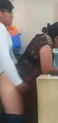 当我的妻子分心时，家庭佣人做爱和口交