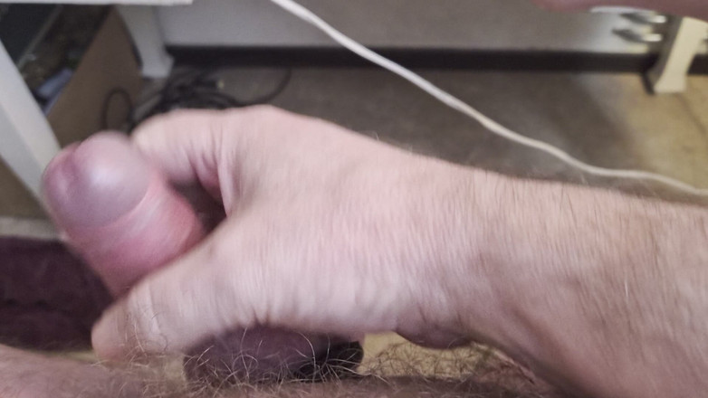 Pellefnatt: Bunicul stă pe scaun și se joacă cu penisul lui mic