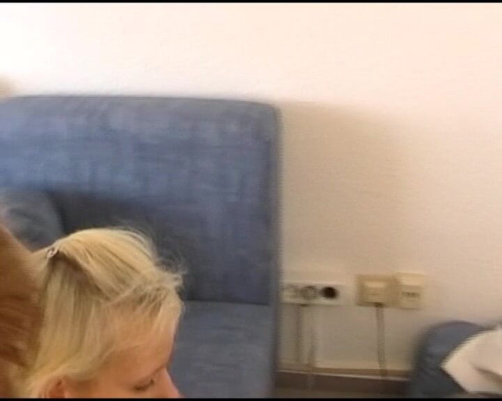 Deutsche Frauen: Loira alemã de meias cavalga pau no quarto