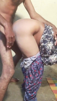 Une belle-mère desi se fait baiser en levrette avec un gros cul