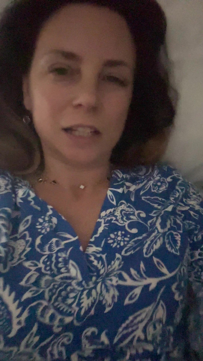 LarisaCum: 나는 기차에 젖어 자신을 쓰다듬고 내 가슴을 만지고 있어!