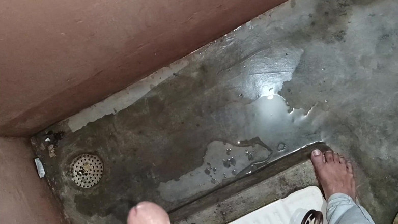 Adnan: Sono entrata in bagno e mi sono masturbata