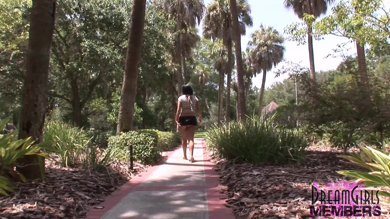 Dream Girls: Cewek semok latina ini pertama kali di luar ruangan!